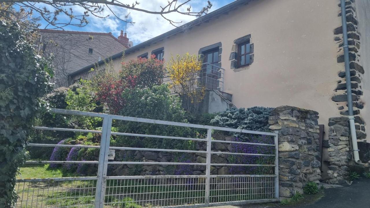 L'Oustalou - Wifi - Jardin - Campagne Villeneuve (Puy-de-Dome) Exterior foto